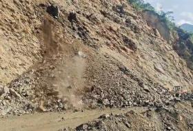 भाँडी खोला क्षेत्रस्थित मेची राजमार्ग अवरुद्ध